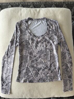 Women’s Long-Sleeve Scoop Neck Top in Gray Camo